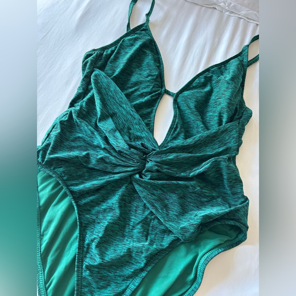 PRE-OWNED La Blanca ‘Spruce it up’ Twist Front Emerald One-Piece Swimsuit | US 4 - Picture 2 of 4
